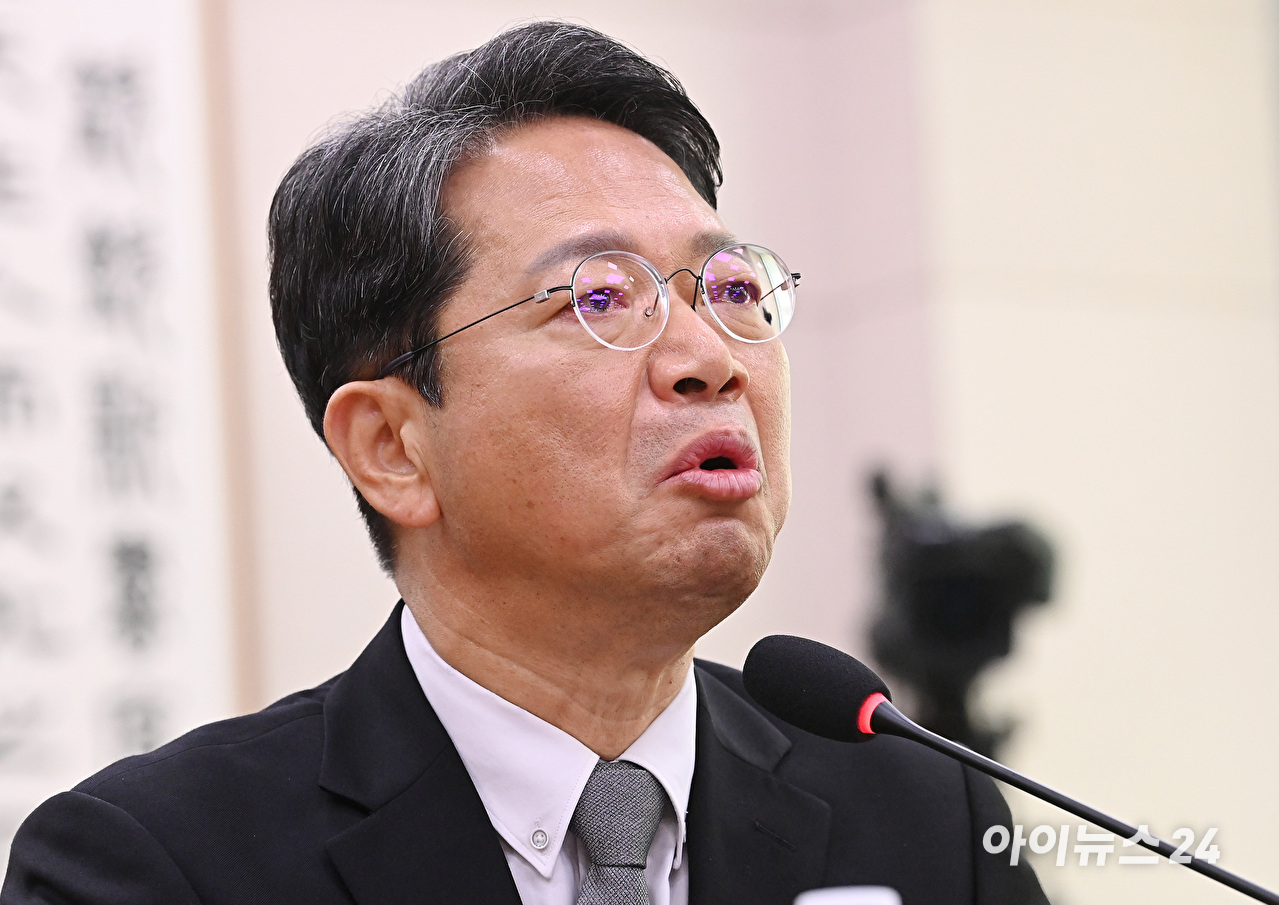 이재명 대통령이 지난달 23일 서울 여의도 KBS 별관에서 열린 부동산 정책 국민 대토론회에서 발언권을 요청하는 참석자들을 바라보고 있다. [사진=연합뉴스]