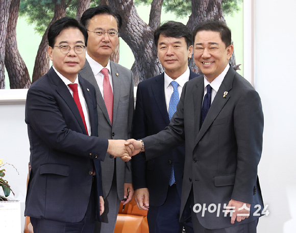 김병기 더불어민주당 원내대표와 송언석 국민의힘 원내대표가 10일 서울 여의도 국회에서 회동을 하고 있다. [사진=곽영래 기자]