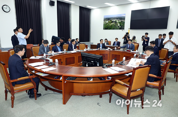 신성범 국회 정보위원장이 11일 서울 여의도 국회에서 열린 정보위원회 전체회의를 주재하고 있다. [사진=곽영래 기자]