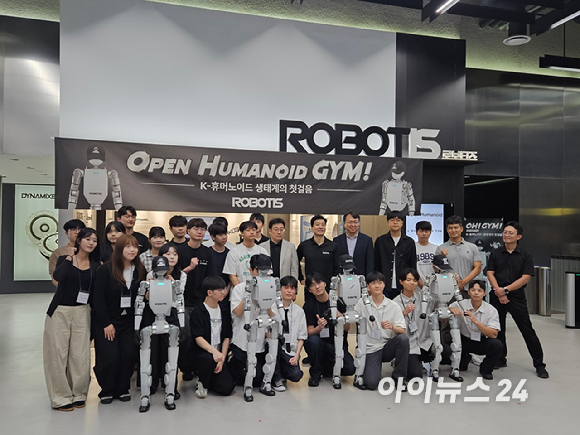 31일 서울 강서구 로보티즈 사옥에서 열린 'K-휴머노이드 생태계 선포식'에서 휴머노이드 로봇 'AI 사피엔스'가 파쿠르 동작을 시연하고 있다. [사진=설재윤 기자]