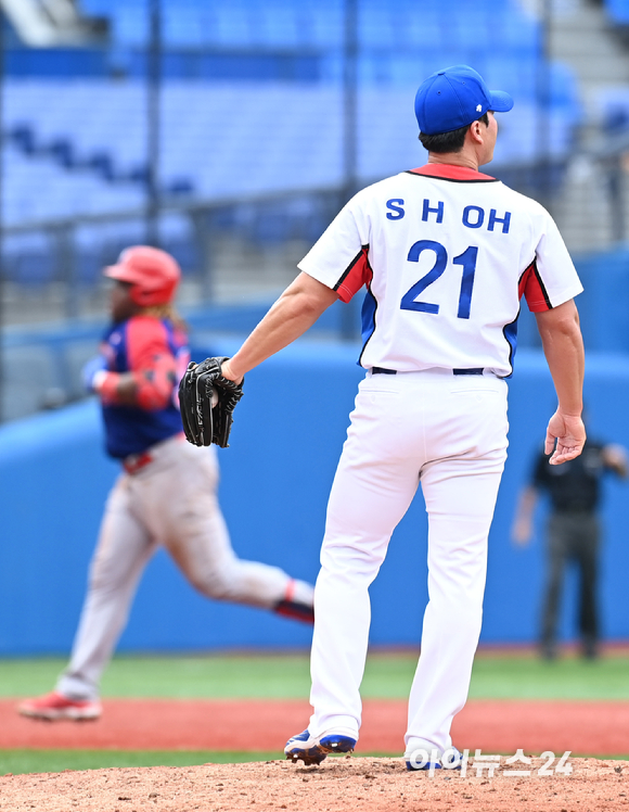 7일 일본 가나가와현 요코하마 스타디움에서 2020 도쿄올림픽 야구 한국과 도미니카공화국의 동메달결정전이 펼쳐졌다. 한국 오승환이 8회초 1사 2루 도미니카 미에세스에게 2점 홈런을 허용한 후 아쉬워하고 있다.