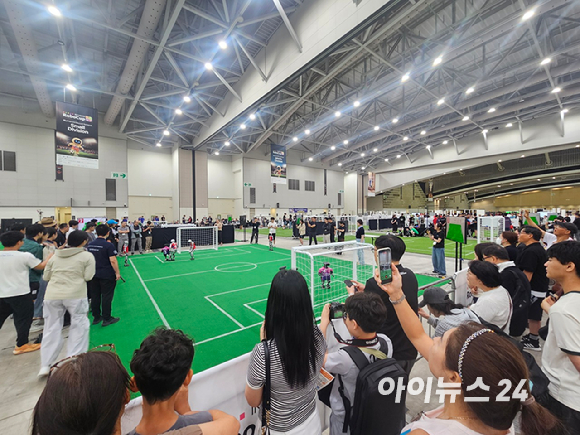 미들 디비전 경기에 출전한 'HULKS' 팀의 휴머노이드가 골을 성공시키자 선수들이 환호하고 있다. [사진=설재윤 기자]
