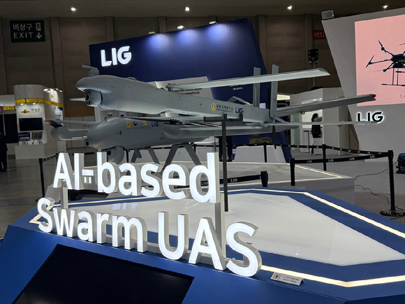 LIG넥스원의 인공지능(AI) 기반 군집무인기. [사진=LIG넥스원]