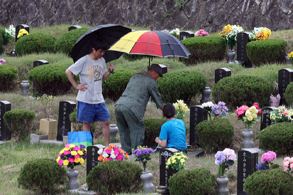 추석 연휴 첫날인 24일 오전 전남광주 북구 영락공원묘지에서 시민들이 묘 앞에 음식과 제물을 놓으며 성묘를 준비하고 있다. 2026.9.24 [사진=연합뉴스]