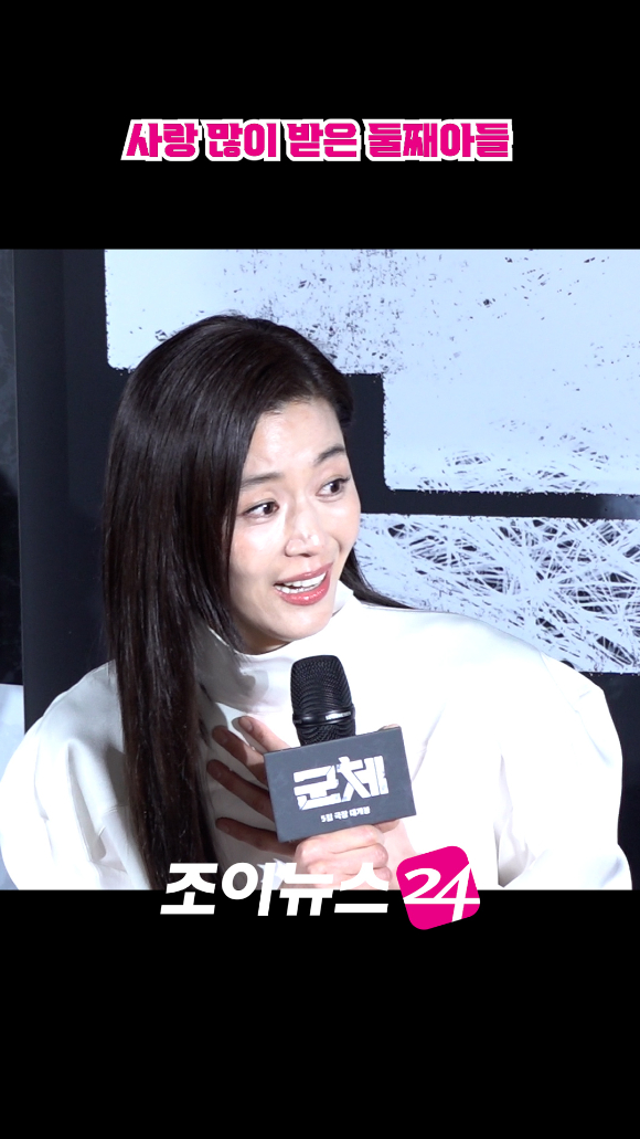 배우 전지현이 지난 6일 서울 용산구 CGV 용산아이파크몰점에서 열린 영화 '군체'(감독 연상호) 제작보고회에 참석해 소감을 말하고 있다. [사진=문수지 기자]