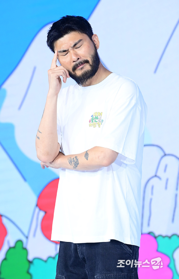 가수 카더가든이 12일 오전 서울 마포구 호텔 나루엠갤러리에서 열린 넷플릭스 예능 '대체 등산을 왜 하는 건데?' 제작발표회에 참석하고 있다. [사진=정소희 기자]