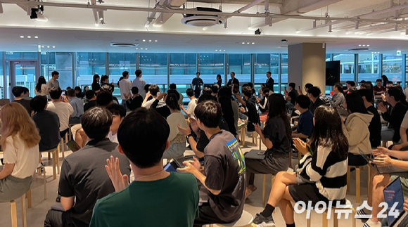 20일 성남 분당구 카카오 판교 아지트(사옥)에서 열린 임직원 대상 간담회(파이어사이드챗)에서 앤드류 응 미국 스탠포드대학교 교수가 발표하고 있다. [사진=카카오]