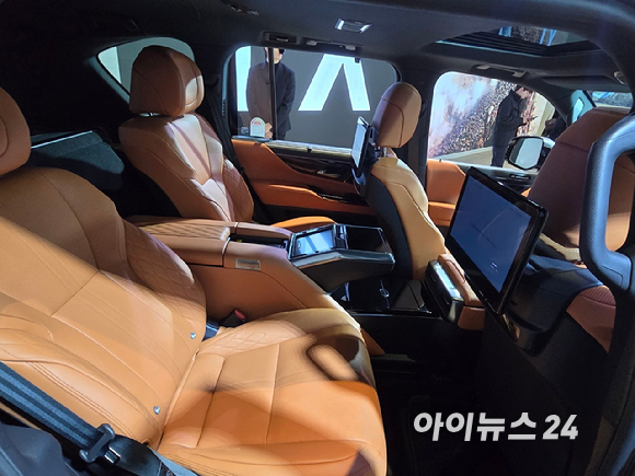 렉서스코리아가 17일 서울 성동구 엔더슨씨 성수에서 플래그십 SUV 'LX 700h'를 소개하고 있다. [사진=김종성 기자]