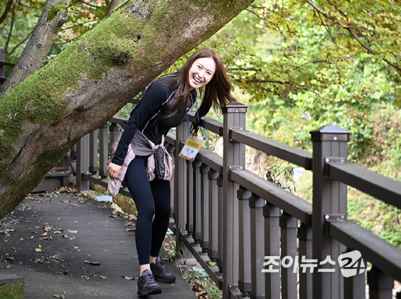 25일 서울 강북구 우이동 북한산국립공원 우이분소(백운천 휴게공간)에서 열린 '브브걸 민영과 함께 하는 팬트레킹-제12회 희망찾기 등산&middot;트레킹 교실'에서 참가자들이 기념사진을 촬영하고 있다. [사진=곽영래 기자]