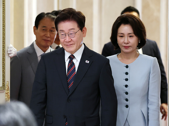 김민석 더불어민주당 신임 당 대표가 17일 대전 컨벤션센터에서 열린 제3회 더불어민주당 정기 전국당원대회에서 당 대표로 선출된 뒤 당기를 흔들고 있다. [사진=곽영래 기자]