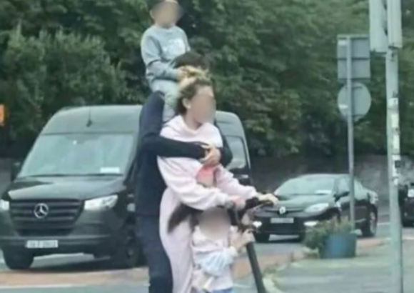 한 4인 가족이 전동 킥보드 한 대에 헬멧도 쓰지 않은 채 모두 탑승한 사진이 온라인상에서 확산되며 비판 받고 있다. 사진은 해당 가족. [사진=온라인 커뮤니티]