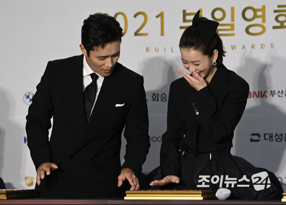 배우 이병헌과 정유미가 7일 오후 부산 해운대구 벡스코 오디토리움에서 열린 '2021 부일영화상' 레드카펫에 참석해 포즈를 취하고 있다.