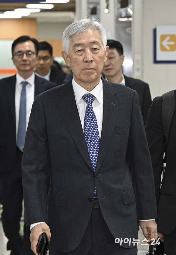 급식 일감 몰아주기로 계열사 삼성웰스토리를 부당 지원한 혐의를 받는 최지성 전 삼성전자 미래전략실장이 11일 서울 서초구 서울중앙지방법원에서 법정으로 향하고 있다. [사진=사진공동취재단 ]