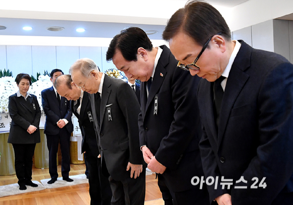 손경식 한국경영자총협회장과 김기문 중소기업중앙회장이 28일 오전 서울 종로구 서울대학교병원 장례식장에 마련된 故 이해찬 전 국무총리의 빈소에서 조문을 하고 있다. [사진=곽영래 기자]
