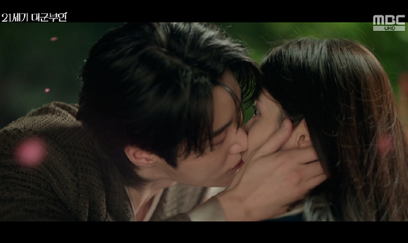 '대군부인' 변우석, 내조하러 온 아이유와 담벼락서 첫키스 '설렘 폭발'