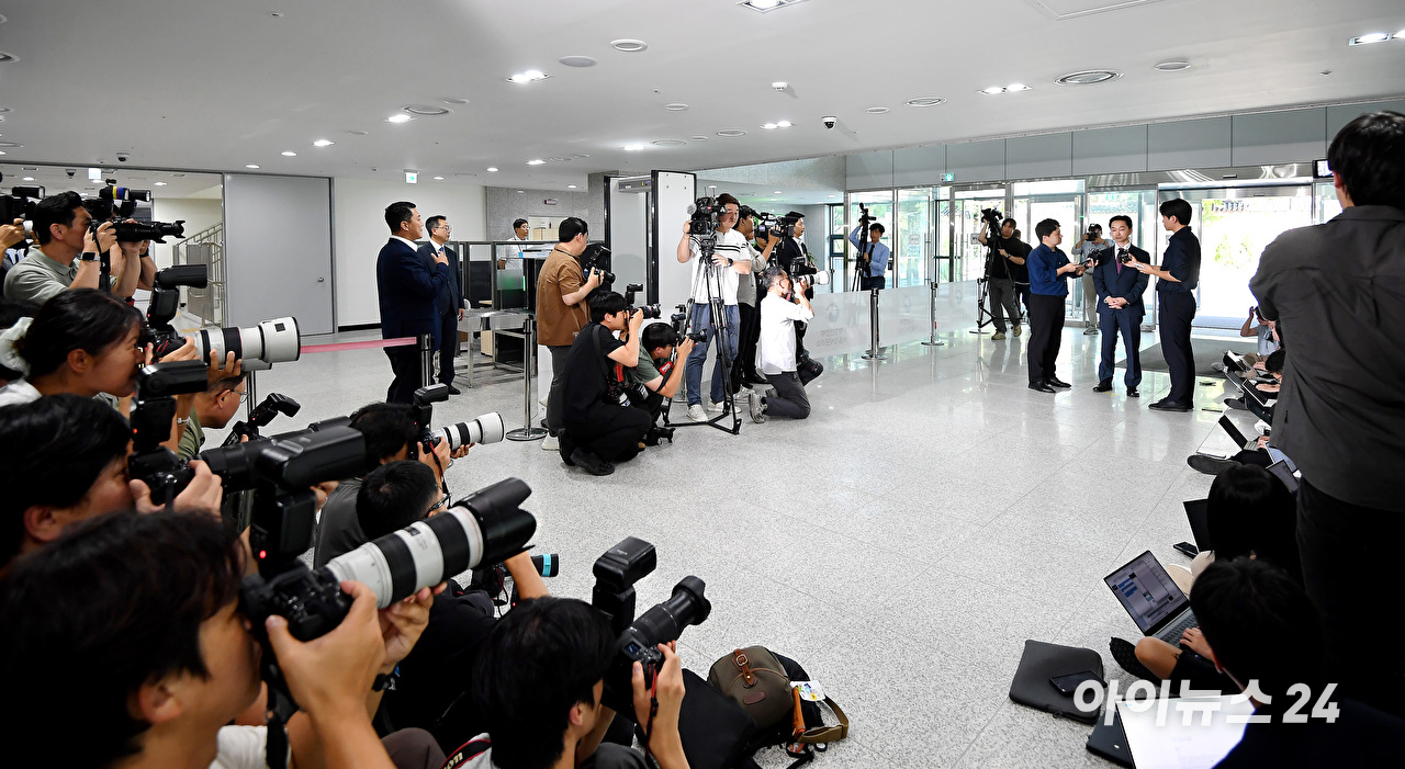 김지용 중대범죄수사청장 후보자가 지난 9월 8일 오후 서울 종로구 정부서울청사 창성동 별관에 마련된 인사청문회 준비단 사무실로 첫 출근하고 있다. [사진=곽영래 기자]