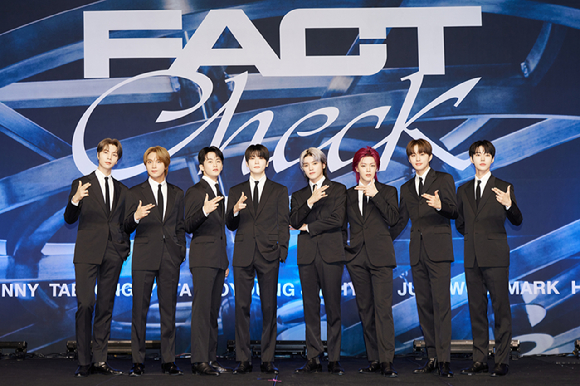 그룹 NCT127이 6일 서울 영등포구 여의도동 콘래드호텔에서 열린 정규 5집 'Fact Check' 발매 기념 기자간담회에서 포즈를 취하고 있다. [사진=SM엔터테인먼트]