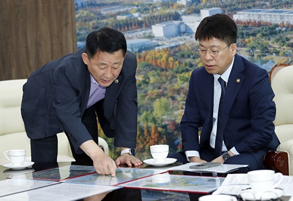 서철모 서구청장이 국토교통부 진현환 차관을 만나 둔산권 재정비 계획을 논의하고 있다.[사진=대전서구]