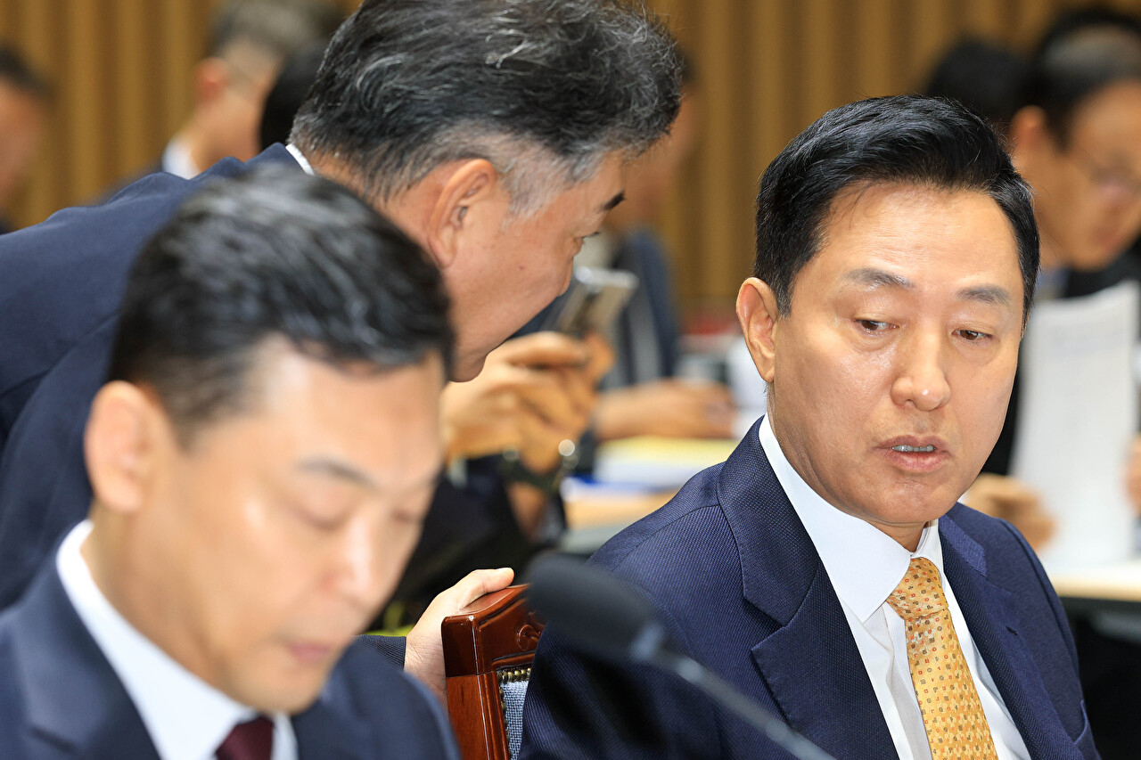오세훈 서울시장이 15일 서울시청에서 열린 행정안전위원회 국정감사에서 위원 질의에 답하고 있다. [사진=연합뉴스]