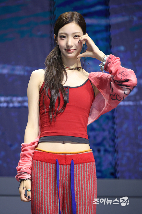 그룹 튜이드 서연이 24일 오후 서울 광진구 예스24라이브홀에서 진행된 튜이드(TUIDE) 데뷔 앨범 '튠 앤 플레이'(TUNE & PLAY) 발매 기념 쇼케이스에 참석해 포즈를 취하고 있다. [사진=문수지 기자]