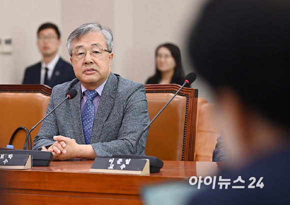 서보학 경희대 법학전문대학원 교수가 14일 오전 서울 여의도 국회에서 열린 법제사법위원회 전체회의에서 의원 질의에 답변하고 있다. [사진=곽영래 기자]