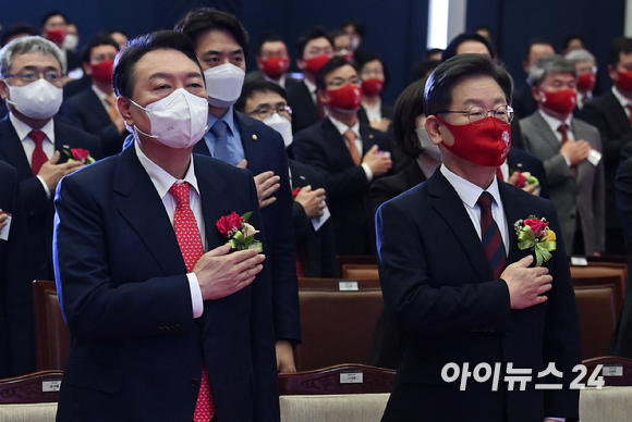 이재명 더불어민주당 대선 후보(오른쪽)와 윤석열 국민의힘 대선 후보가 3일 오전 서울 영등포구 여의도동 한국거래소에서 진행된 2022년 증권·파생상품시장 개장식에서 국민의례를 하고 있다. [사진=김성진 기자]