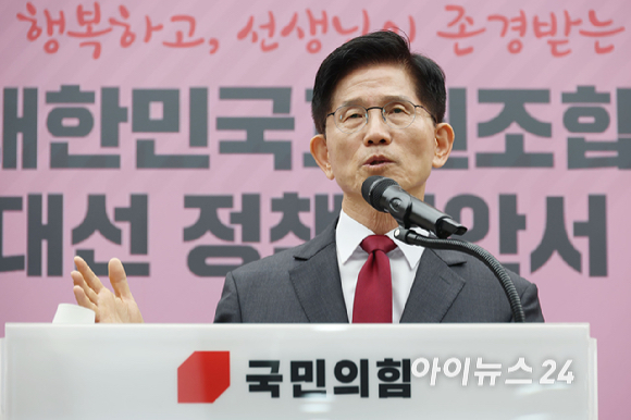 김문수 국민의힘 대선 후보가 15일 여의도 중앙당사에서 열린 대한민국교원조합 제21대 대선정책제안서 전달식에서 모두 발언을 하고 있다. [사진=곽영래 기자]