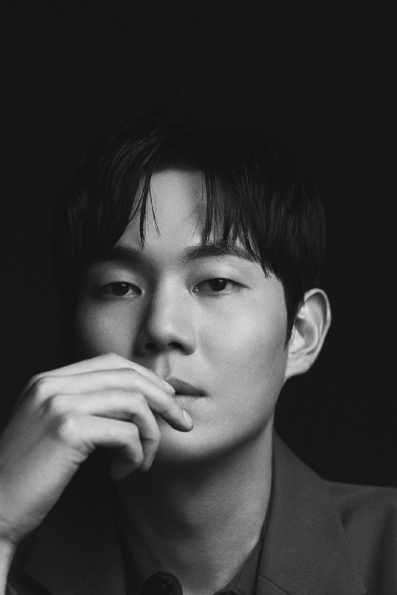 배우 류경수가 넷플릭스 시리즈 '선산' 인터뷰에 앞서 포즈를 취하고 있다. [사진=넷플릭스]