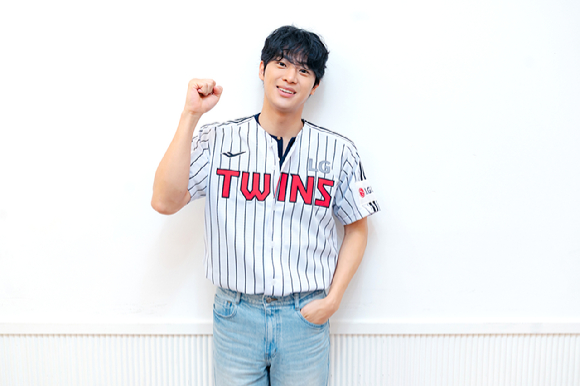 이신영, LG 트윈스 첫 시구⋯&apos;전력질주&apos; 에너지 발산