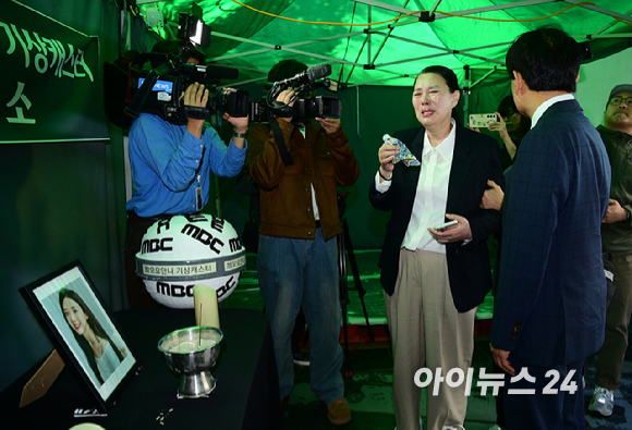 MBC가 15일 오전 서울 상암동 MBC신사옥에서 기상캐스터 故 오요안나의 사망에 대해 공식 사과하고 유족에 합의문 전달식 가졌다. 故 오요안나 명예사원증을 안고 오열하는 어머니 장연미 씨와 위로하는 안형준 MBC 사장. [사진=정소희 기자]