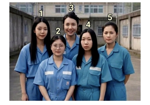 '청주여자교도소 5인방'이라는 이름으로 확산 중인 AI 생성 이미지. [사진=온라인 커뮤니티]
