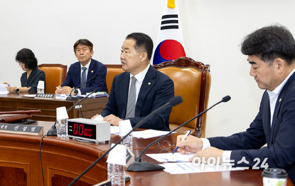 25일 신성범 정보위원회위원장이 국회에서 전체회의에서 2025년도 국정감사계획서 채택의 건를 처리 하고 있다. [사진=정소희 기자]