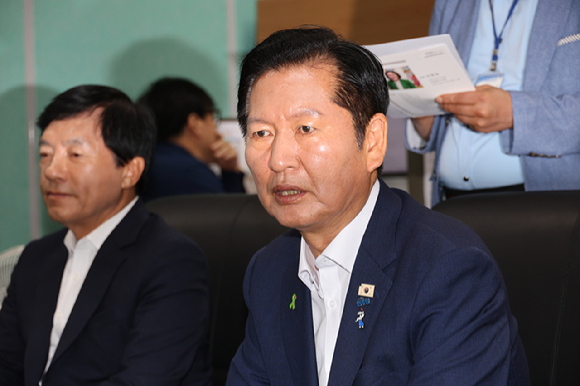 정청래 더불어민주당 당 대표 후보가 10일 전북특별자치도의회에서 기자간담회를 하고 있다. [사진=연합뉴스]