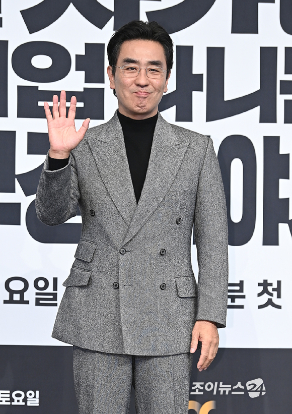 배우 류승룡이 22일 오후 서울 구로구 신도림 더 링크 호텔에서 열린 JTBC 토일드라마 '서울 자가에 대기업 다니는 김 부장 이야기' 제작발표회에서 포토타임을 갖고 있다. [사진=곽영래 기자]