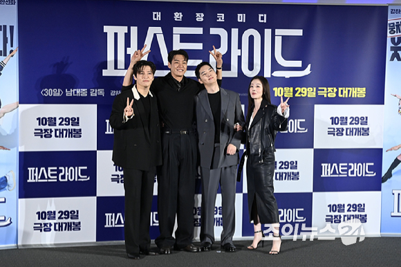 배우 강하늘, 김영광, 남대중 감독, 배우 한선화, 강영석이 25일 서울 용산구 CGV 용산아이파크몰점에서 열린 영화 '퍼스트 라이드'(감독 남대중) 제작보고회에 참석해 포즈를 취하고 있다. [사진=문수지 기자]