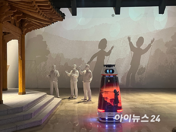 독립기념관 제 3관 '겨레의 함성' 관에서 인공지능(AI) 로봇 '누리'가 3.1운동 영상을 상영하고 있다. [사진=박소희 기자]
