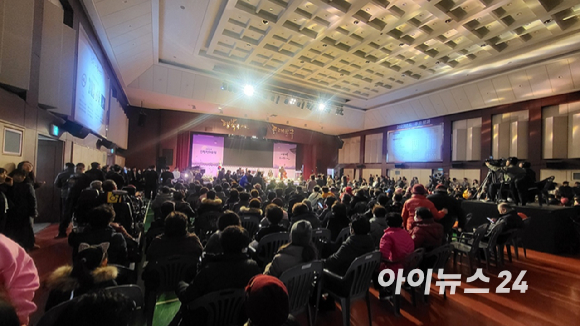 지난 4일 오후에 열린 동대문구 신년 인사회에 많은 구민이 참석해 서로 인사를 나눴다. [사진=정종오 기자]