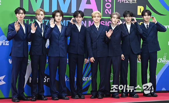 알파드라이브원이 20일 서울 구로구 고척돔에서 열린 '2025 멜론뮤직어워드(MMA2025)' 레드카펫에서 포즈를 취하고 있다.