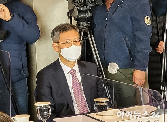 이정배 한국반도체산업협회 회장(삼성전자 사장)이 16일 서울 소공동 롯데호텔에서 열린 '반도체 투자활성화 간담회'에서 반도체 산업계 대표자 발언을 하고 있다. [사진=서민지 기자]