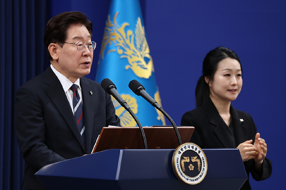 이재명 대통령이 19일 청와대 춘추관에서 G7&middot;유럽 순방 결과 브리핑을 하고 있다. 2026.6.19 [사진=연합뉴스]