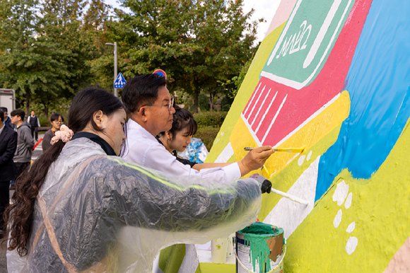 박강수 마포구청장이 벽화 그리기 봉사활동을 하고 있다. [사진=마포구]