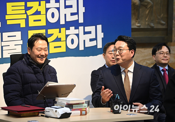 통일교 및 공천뇌물 특검 수용 촉구 단식 농성 중인 장동혁 국민의힘 대표가 16일 서울 여의도 국회 로텐더홀에서 '2차 종합특검법안'에 대한 무제한 토론을 마친 개혁신당 천하람 원내대표와 대화를 나누고 있다. [사진=곽영래 기자]