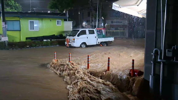 충남 서해안을 중심으로 강한 비가 내린 17일 새벽 충남 서산시 읍내동 도로가 폭우로 잠겨 있다. 본 기사와 무관한 이미지. [사진=독자 제공, 연합뉴스]