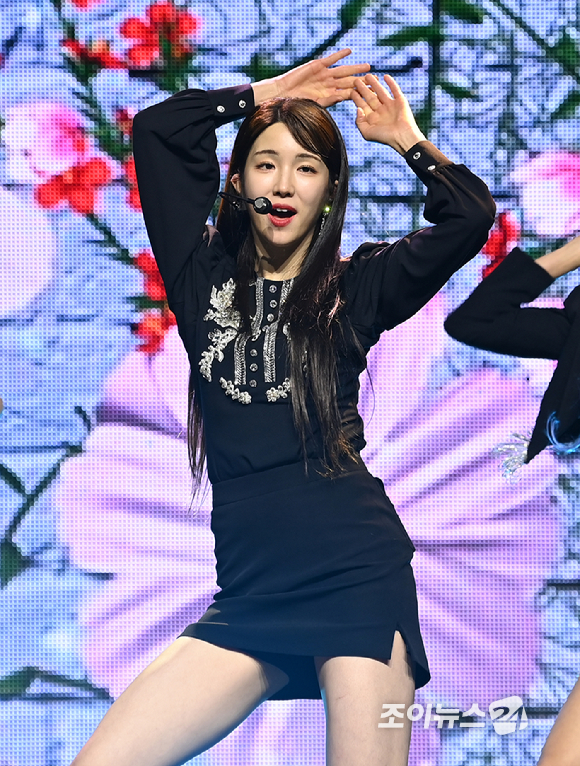 그룹 라붐 진예가 3일 오후 서울 용산구 한남동 블루스퀘어 마스터카드홀에서 열린 미니 3집 'BLOSSOM' 발매 기념 쇼케이스에 참석해 공연을 하고 있다.