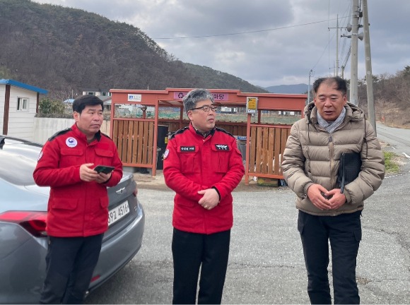 산림청이 경상북도 경주시 감포읍 소재 소나무재선충병 방제 현장을 6일 찾아 민간 전문가들과 함께 효율적인 방제 방안을 마련하기 위한 현장 토론회를 개최했다. [사진= 산림청]