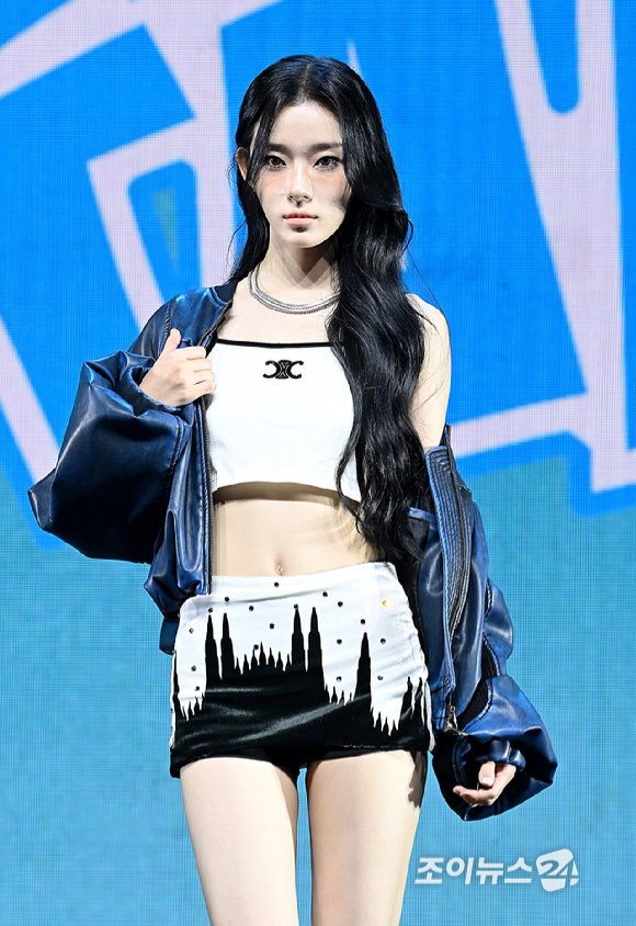 걸그룹 이프아이(ifeye) 카시아가 16일 서울 한남동 블루스퀘어에서 진행된 미니 2집 물결 '낭' Pt.2 'sweet tang(스윗탱)' 쇼케이스에서 포토타임을 갖고 있다. [사진=곽영래 기자]
