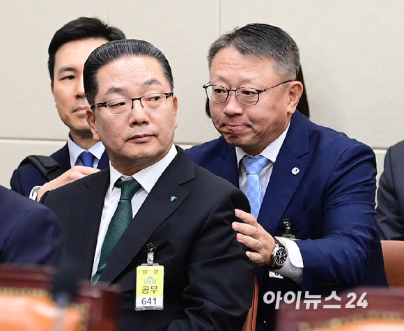 정진완 우리은행장이 19일 오후 서울 여의도 국회에서 진행된 정무위원회 금융감독원 등 국정감사에 증인으로 출석하고 있다. [사진=정소희 기자]