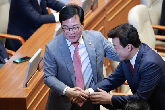 원내대표직 사의를 표명한 국민의힘 송언석 원내대표가 5일 국회에서 22대 국회 후반기 의장단을 선출하기 위해 열린 본회의에 참석해 국민의힘 윤영석 의원과 인사하고 있다. 2026.6.5 [사진=연합뉴스]