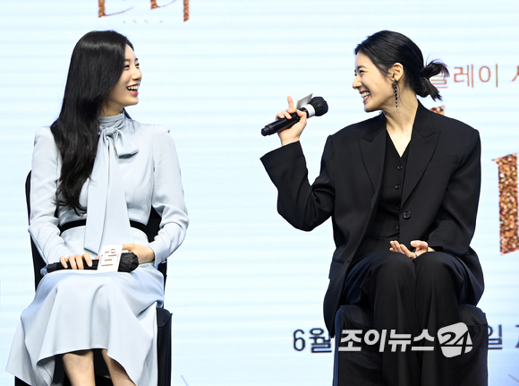 배우 수지와 정은채가 21일 오전 여의도 콘래드서울에서 열린 쿠팡플레이 시리즈 '안나' 제작발표회에 참석하고 있다. [사진=정소희 기자]