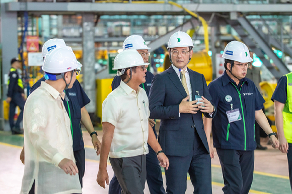 페르디난드 마르코스 주니어 필리핀 대통령(왼쪽 두번째)과 김성준 HD한국조선해양 대표(왼쪽 세번째)가 HD현대필리핀조선소를 둘러보며 환담을 나누고 있다. [사진=필리핀 대통령실]